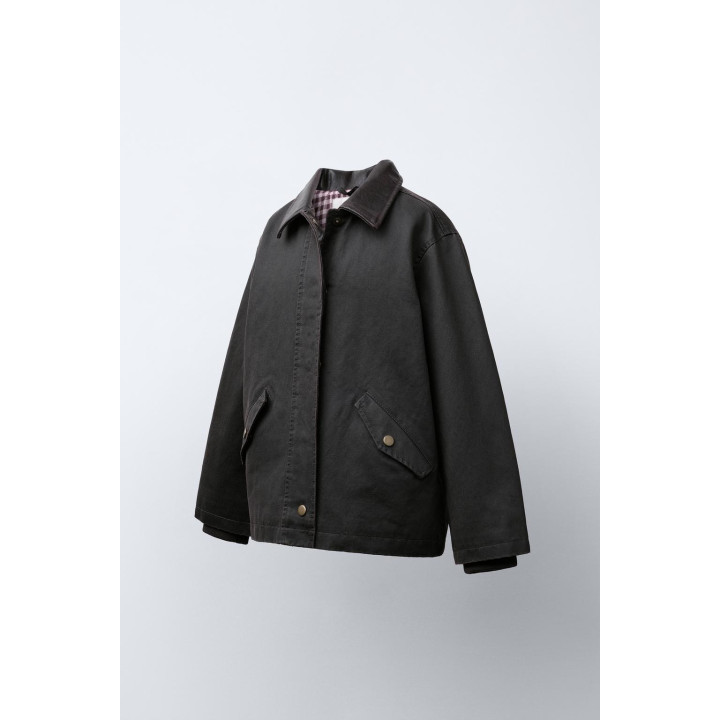 КУРТКА С ВОЩЕНЫМ ПОКРЫТИЕМ И ВОРОТНИКОМ ПОД КОЖУ