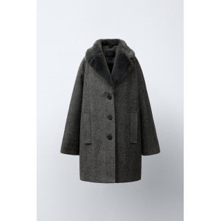 ПАЛЬТО В ЁЛОЧКУ С ВОРОТНИКОМ С ЛАЦКАНАМИ ИЗ ИСКУССТВЕННОГО МЕХА