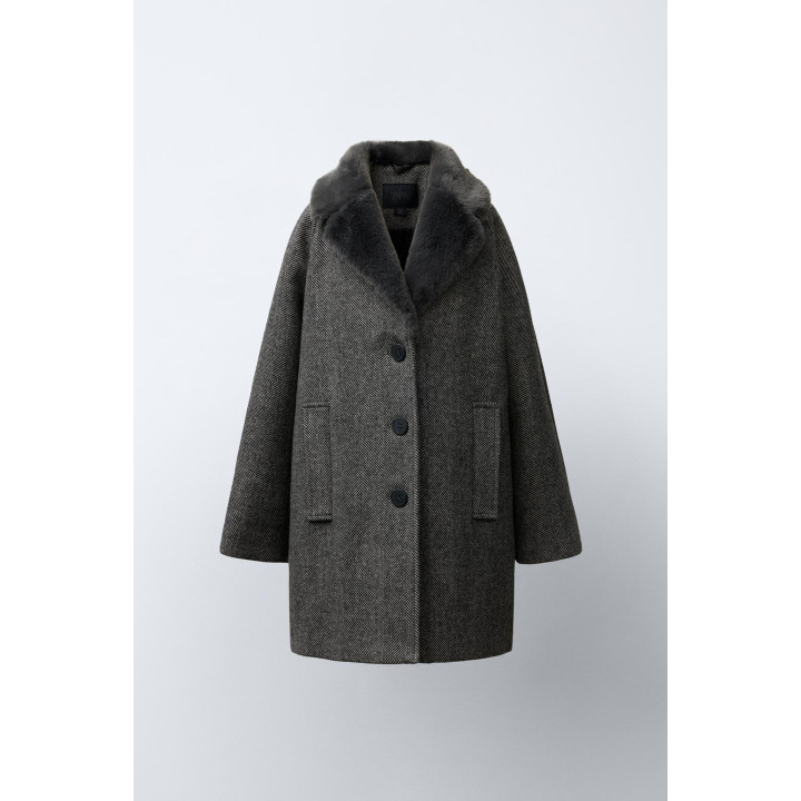 ПАЛЬТО В ЁЛОЧКУ С ВОРОТНИКОМ С ЛАЦКАНАМИ ИЗ ИСКУССТВЕННОГО МЕХА