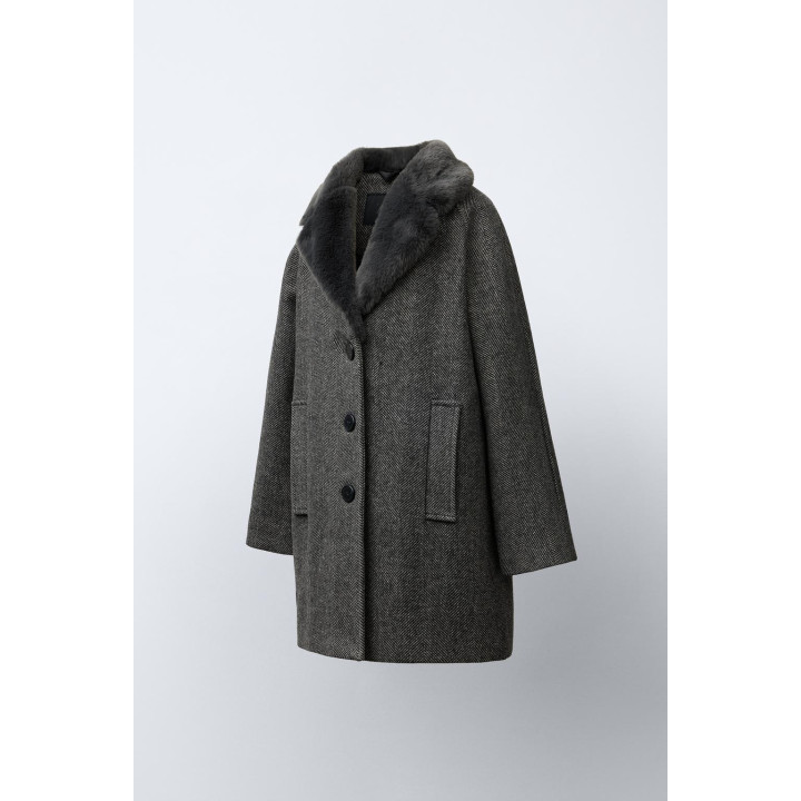 ПАЛЬТО В ЁЛОЧКУ С ВОРОТНИКОМ С ЛАЦКАНАМИ ИЗ ИСКУССТВЕННОГО МЕХА