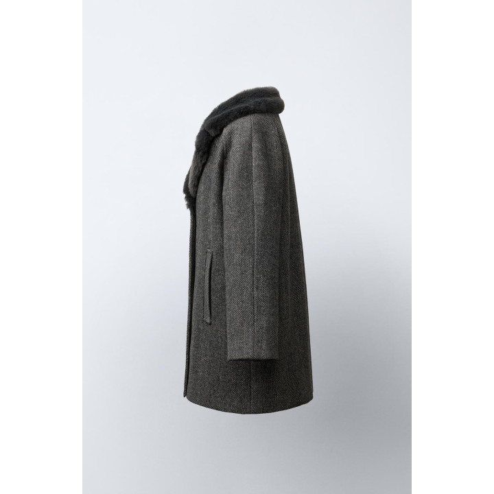 ПАЛЬТО В ЁЛОЧКУ С ВОРОТНИКОМ С ЛАЦКАНАМИ ИЗ ИСКУССТВЕННОГО МЕХА