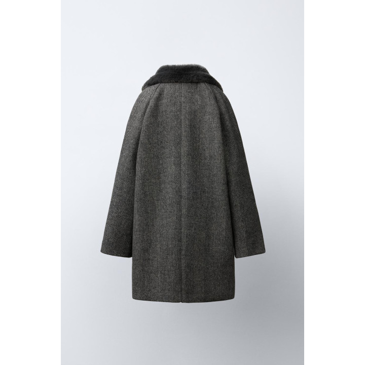 ПАЛЬТО В ЁЛОЧКУ С ВОРОТНИКОМ С ЛАЦКАНАМИ ИЗ ИСКУССТВЕННОГО МЕХА