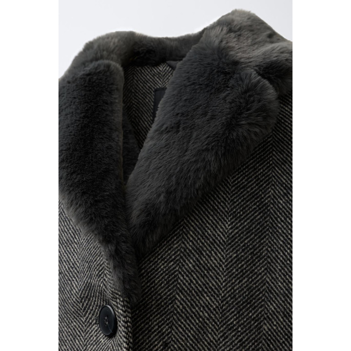 ПАЛЬТО В ЁЛОЧКУ С ВОРОТНИКОМ С ЛАЦКАНАМИ ИЗ ИСКУССТВЕННОГО МЕХА