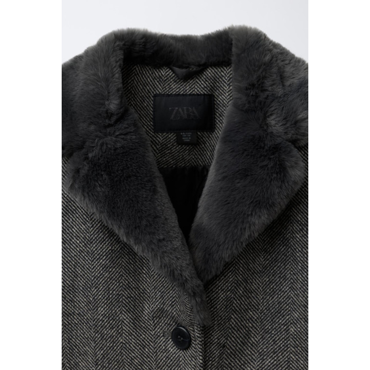 ПАЛЬТО В ЁЛОЧКУ С ВОРОТНИКОМ С ЛАЦКАНАМИ ИЗ ИСКУССТВЕННОГО МЕХА