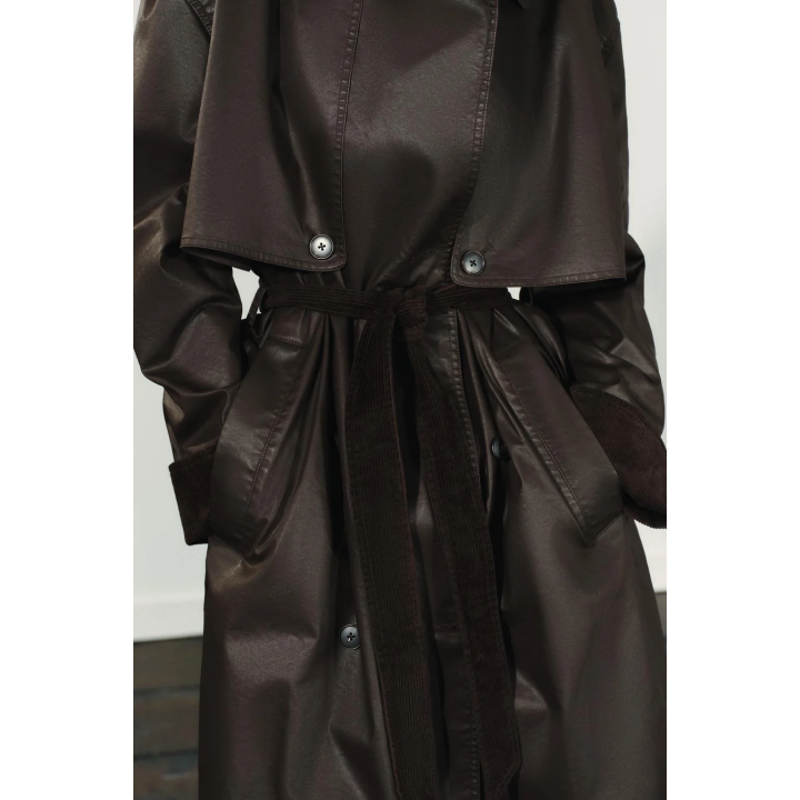 ВОЩЕНЫЙ ТРЕНЧ С ВЕЛЬВЕТОВЫМИ МАНЖЕТАМИ