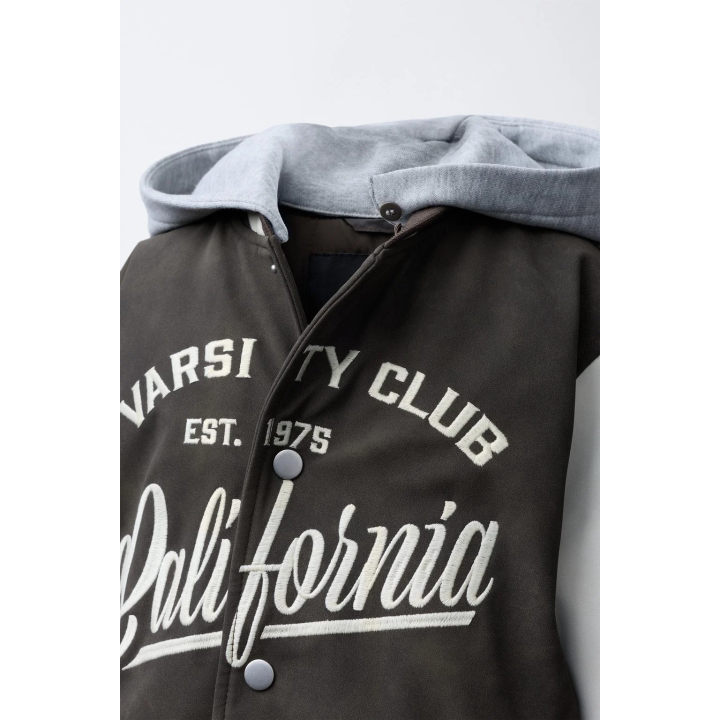 БОМБЕР С КАПЮШОНОМ И РУКАВАМИ ИЗ ИСКУССТВЕННОЙ КОЖИ