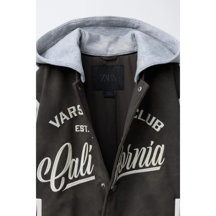 БОМБЕР С КАПЮШОНОМ И РУКАВАМИ ИЗ ИСКУССТВЕННОЙ КОЖИ