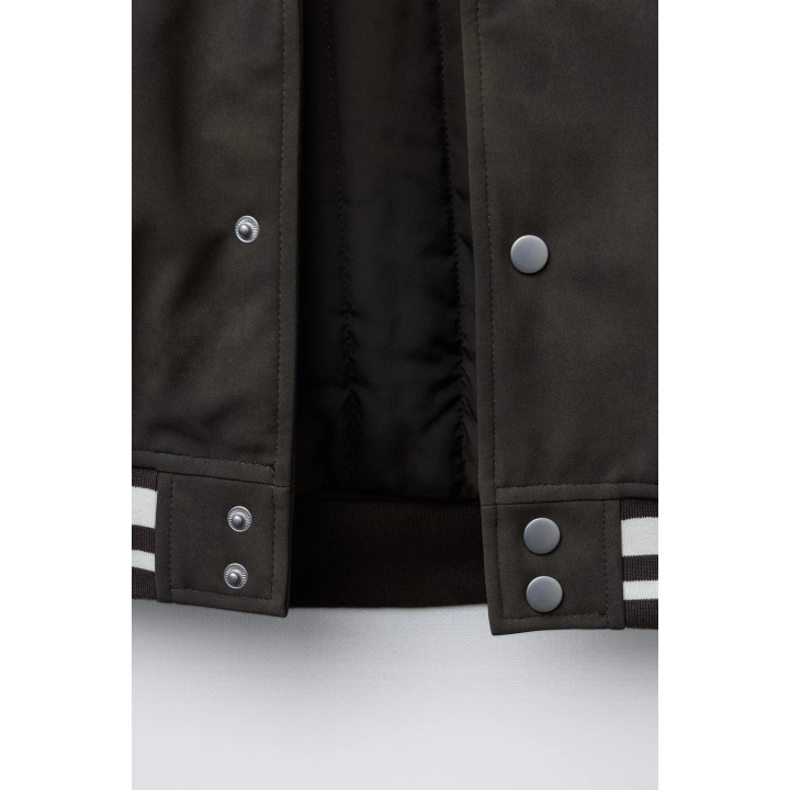 БОМБЕР С КАПЮШОНОМ И РУКАВАМИ ИЗ ИСКУССТВЕННОЙ КОЖИ