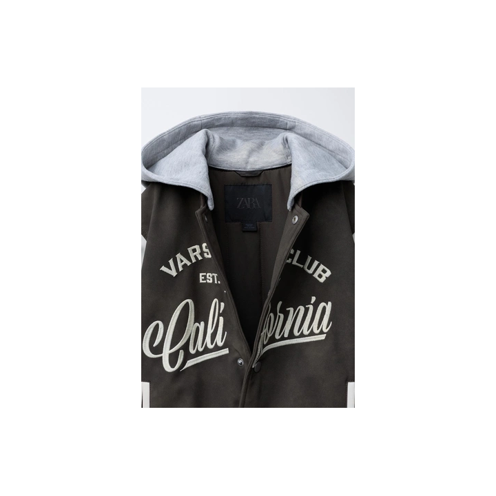 БОМБЕР С КАПЮШОНОМ И РУКАВАМИ ИЗ ИСКУССТВЕННОЙ КОЖИ