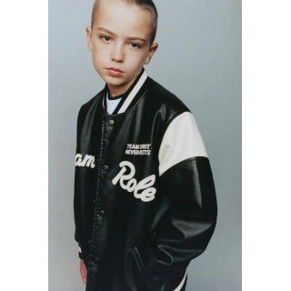 БОМБЕР ИЗ ИСКУССТВЕННОЙ КОЖИ С ВЫШИВКОЙ