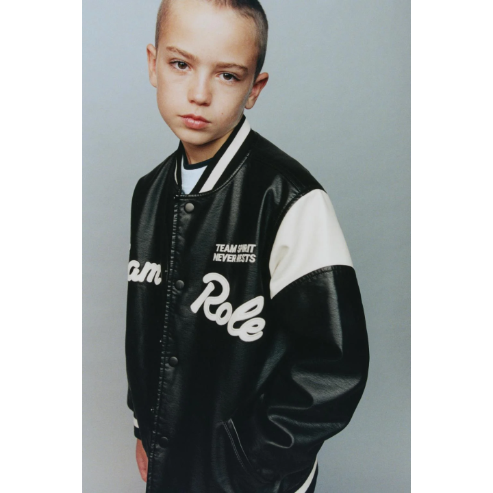 БОМБЕР ИЗ ИСКУССТВЕННОЙ КОЖИ С ВЫШИВКОЙ