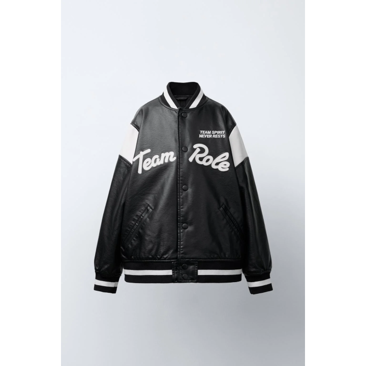 БОМБЕР ИЗ ИСКУССТВЕННОЙ КОЖИ С ВЫШИВКОЙ