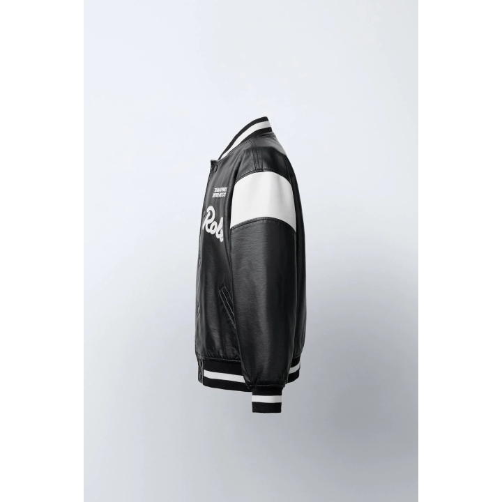 БОМБЕР ИЗ ИСКУССТВЕННОЙ КОЖИ С ВЫШИВКОЙ