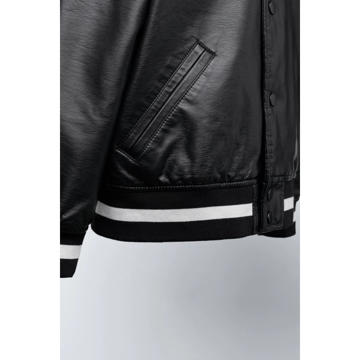 БОМБЕР ИЗ ИСКУССТВЕННОЙ КОЖИ С ВЫШИВКОЙ