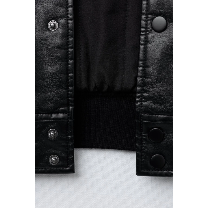 БОМБЕР ИЗ ИСКУССТВЕННОЙ КОЖИ С ВЫШИВКОЙ