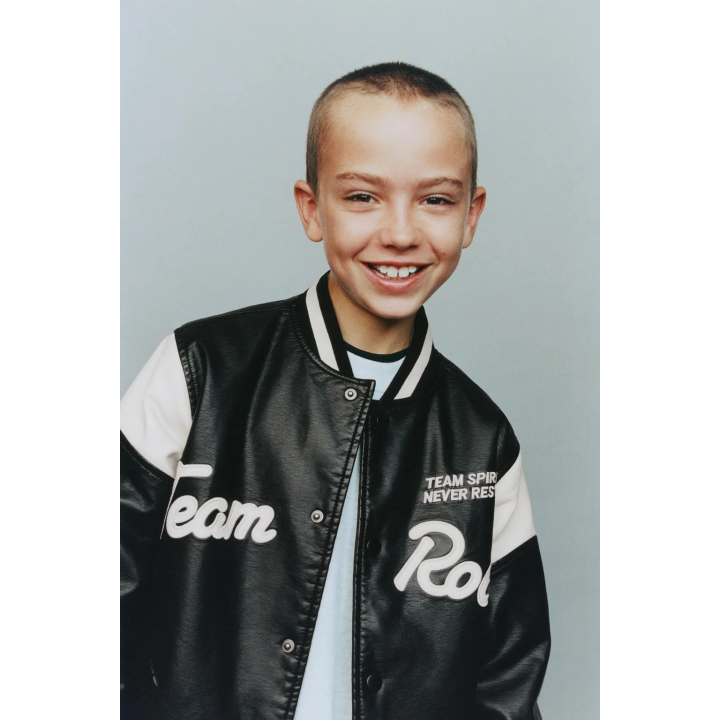 БОМБЕР ИЗ ИСКУССТВЕННОЙ КОЖИ С ВЫШИВКОЙ