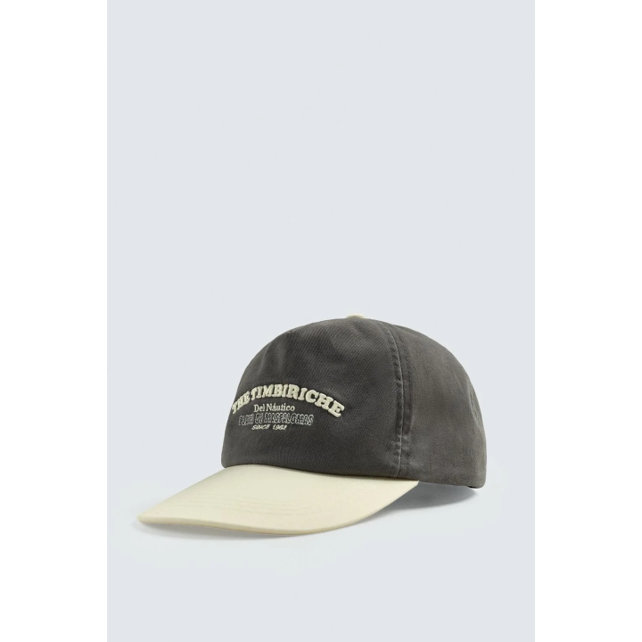 КЕПКА С ПЛОСКИМ КОЗЫРЬКОМ И ВЫШИВКОЙ