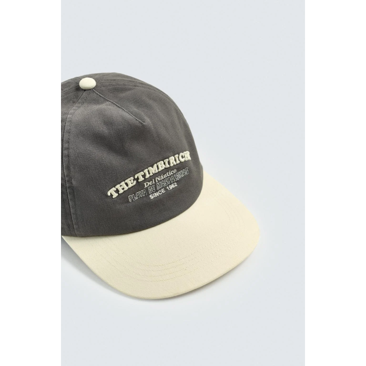 КЕПКА С ПЛОСКИМ КОЗЫРЬКОМ И ВЫШИВКОЙ