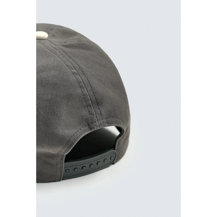 КЕПКА С ПЛОСКИМ КОЗЫРЬКОМ И ВЫШИВКОЙ