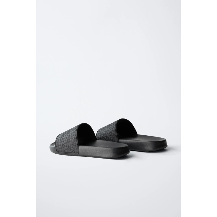 САНДАЛИИ С РЕЛЬЕФНЫМ РЕМЕШКОМ