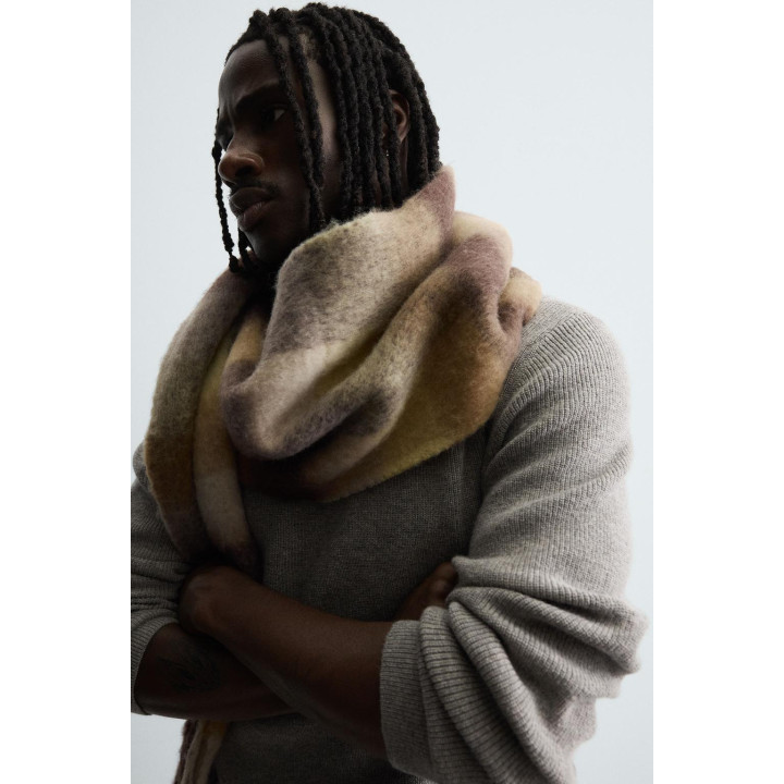 Шарф в клетку из мягкой ткани