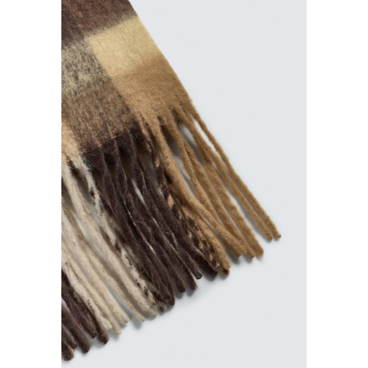 Шарф в клетку из мягкой ткани