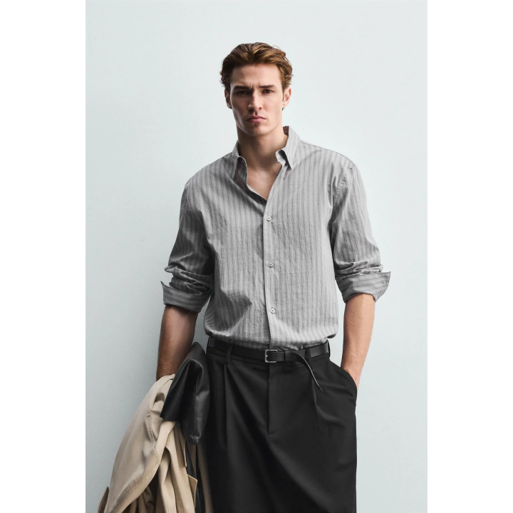 РУБАШКА ИЗ ТКАНЕВОЙ СТРУКТУРЫ В ПОЛОСКУ