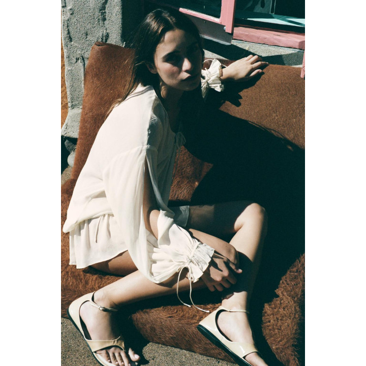 ПОЛУПРОЗРАЧНЫЙ ТОП ИЗ СТРУЯЩЕЙСЯ ТКАНИ