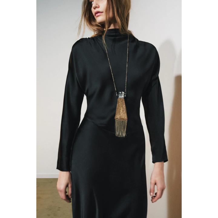 АТЛАСНОЕ ПЛАТЬЕ СО СБОРКАМИ