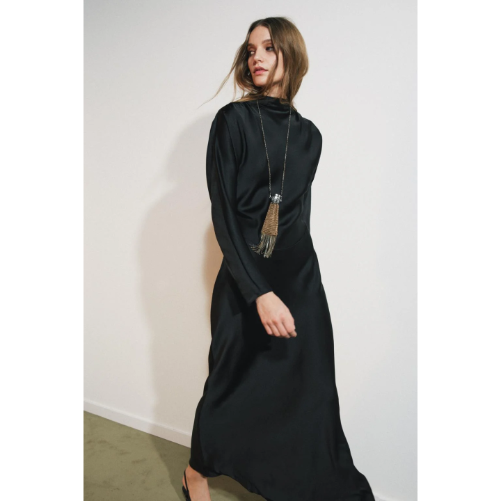 АТЛАСНОЕ ПЛАТЬЕ СО СБОРКАМИ