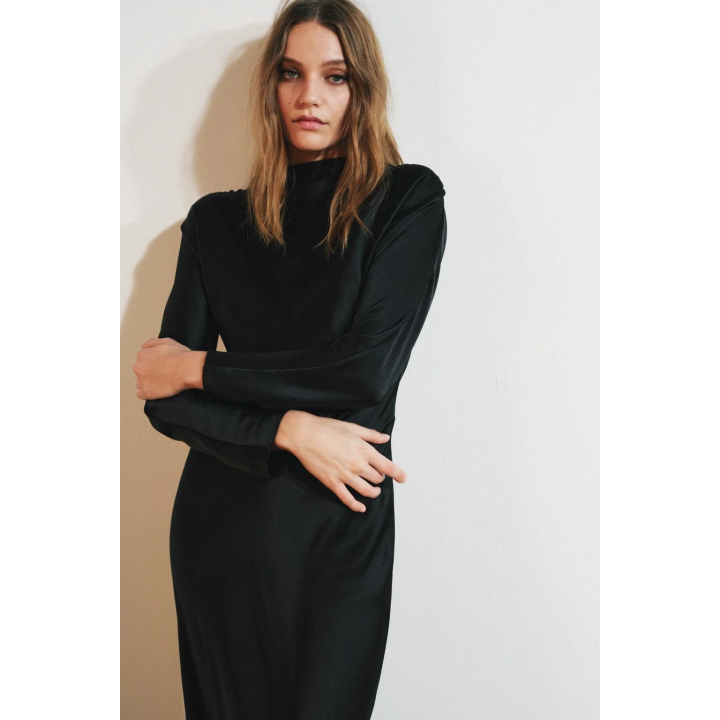 АТЛАСНОЕ ПЛАТЬЕ СО СБОРКАМИ