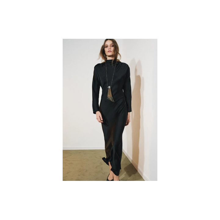 АТЛАСНОЕ ПЛАТЬЕ СО СБОРКАМИ