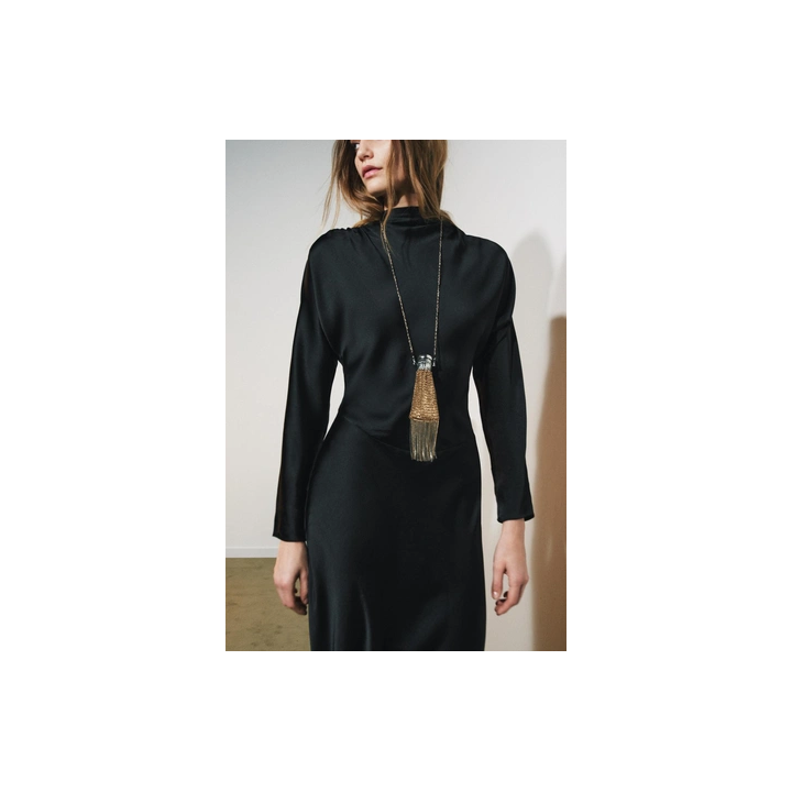 АТЛАСНОЕ ПЛАТЬЕ СО СБОРКАМИ