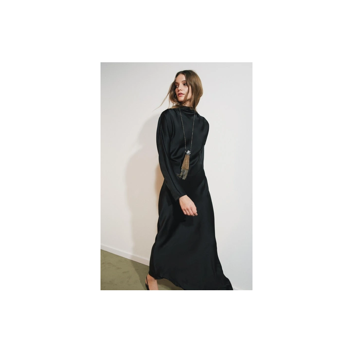 АТЛАСНОЕ ПЛАТЬЕ СО СБОРКАМИ