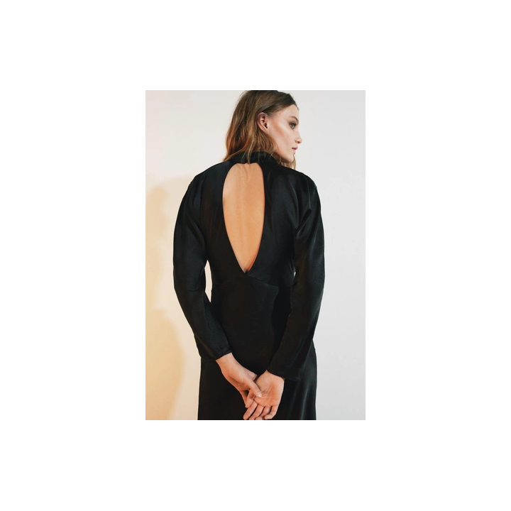 АТЛАСНОЕ ПЛАТЬЕ СО СБОРКАМИ