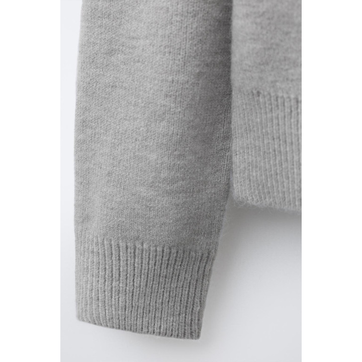 ВЯЗАНЫЙ СВИТЕР С БАНТАМИ