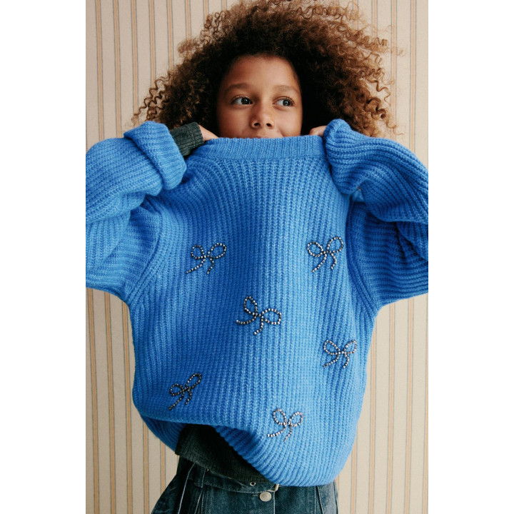 ТРИКОТАЖНЫЙ ДЖЕМПЕР С БУСИНАМИ, БАНТАМИ И БЛЕСТКАМИ