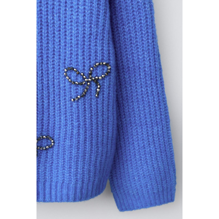 ТРИКОТАЖНЫЙ ДЖЕМПЕР С БУСИНАМИ, БАНТАМИ И БЛЕСТКАМИ