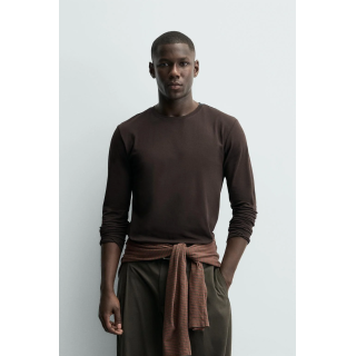 Базовая футболка с узким кроем