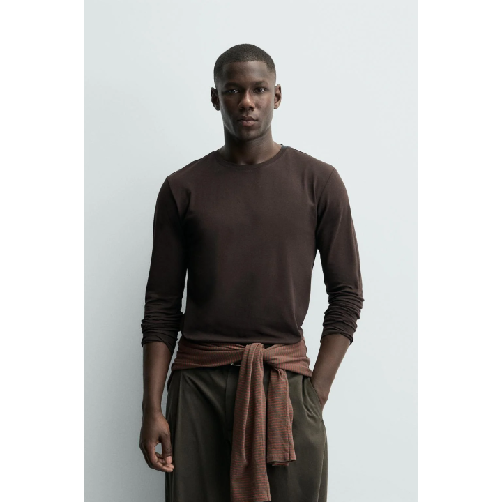 Базовая футболка с узким кроем