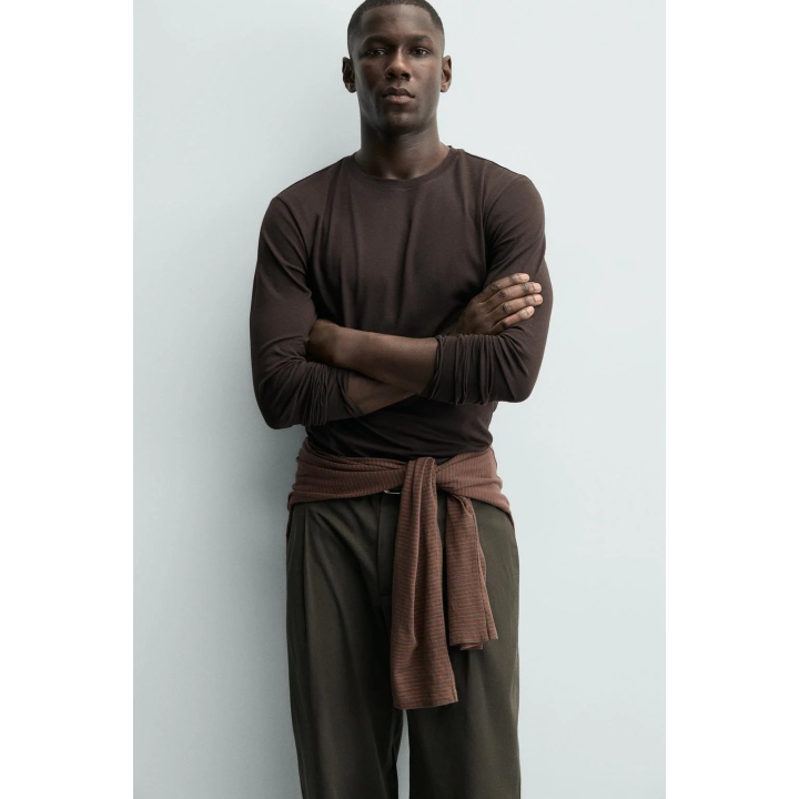 Базовая футболка с узким кроем