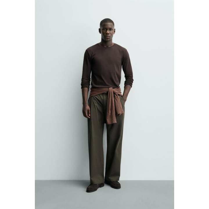 Базовая футболка с узким кроем