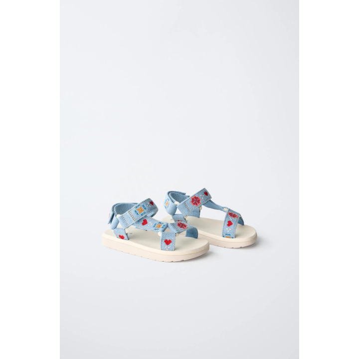 Сандалии с вышивкой