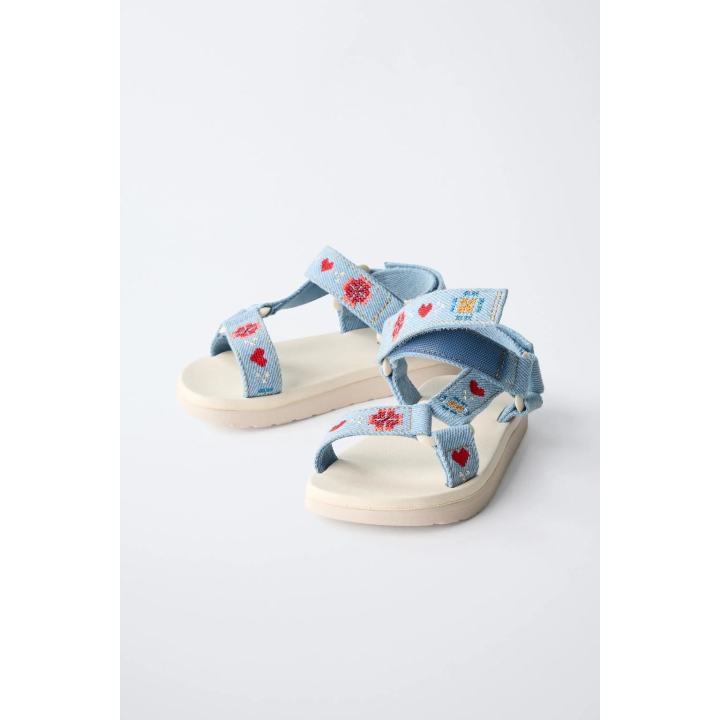 Сандалии с вышивкой