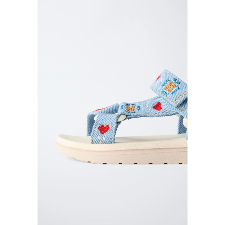Сандалии с вышивкой
