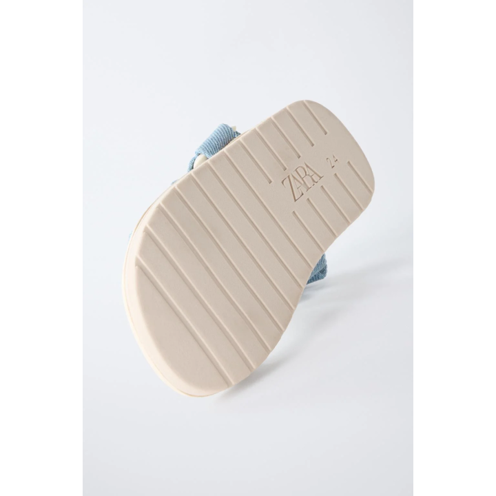 Сандалии с вышивкой