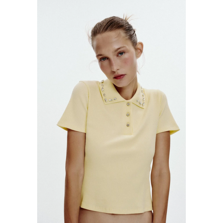 ПОЛО В РУБЧИК С ВОРОТНИКОМ, ДЕКОРИРОВАННЫМ ДРАГОЦЕННОСТЯМИ