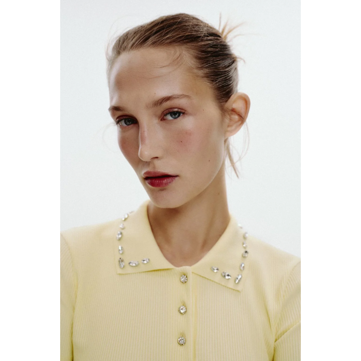 ПОЛО В РУБЧИК С ВОРОТНИКОМ, ДЕКОРИРОВАННЫМ ДРАГОЦЕННОСТЯМИ