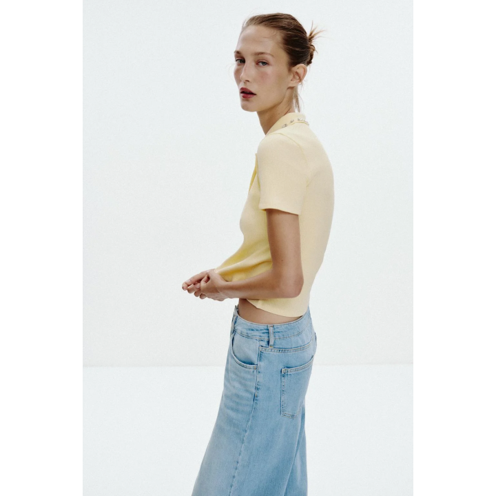 ПОЛО В РУБЧИК С ВОРОТНИКОМ, ДЕКОРИРОВАННЫМ ДРАГОЦЕННОСТЯМИ