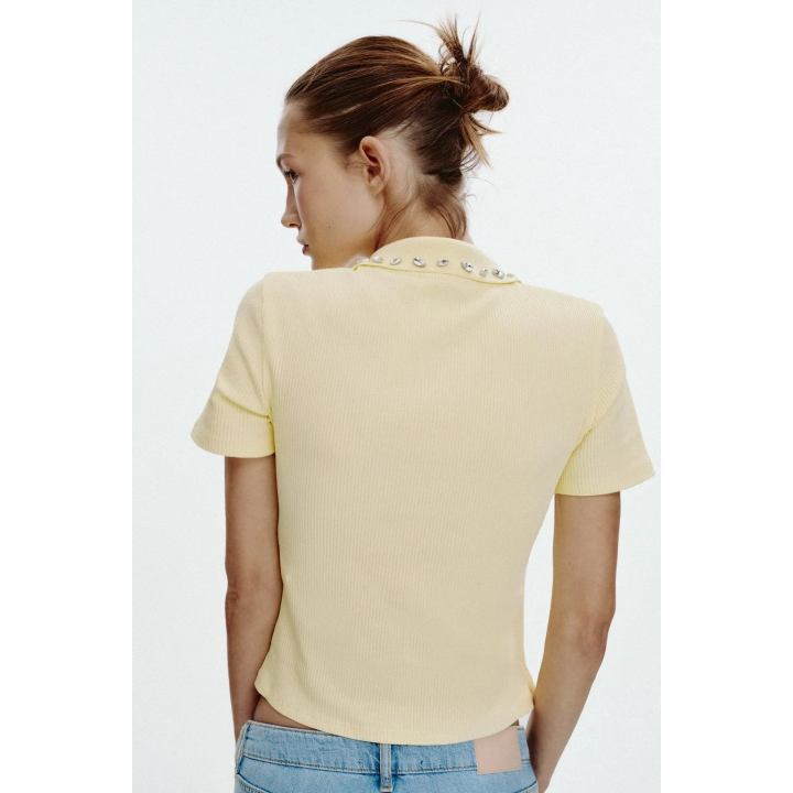 ПОЛО В РУБЧИК С ВОРОТНИКОМ, ДЕКОРИРОВАННЫМ ДРАГОЦЕННОСТЯМИ